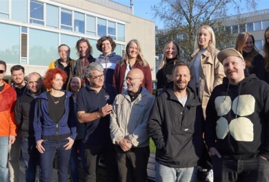 Ihmisiä seisomassa Yliopistonmäellä.