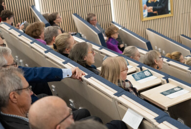 Ihmisiä kuuntelemassa luentosalissa