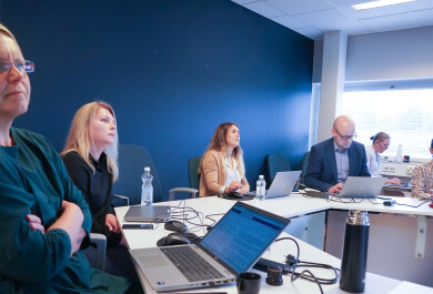 Tutkijoita neuvottelupöydän ääressä.