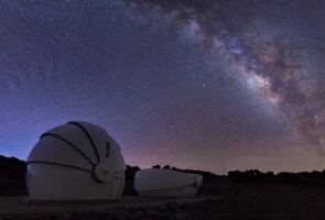 GOTO-teleskooppi tähtitaivaan alla