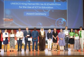 Palkintojen voittajat lavalla UNESCO:n palkintoseremoniassa