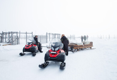 moottorikelkat poroerotuspaikan edustalla