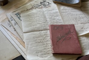 Kirjeitä, almanakkoja ja sanomalehtiä 1900-luvun alusta