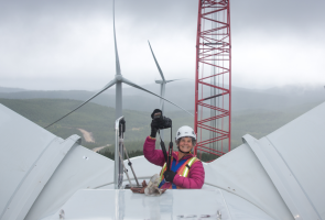 Valokuvaaja, kirjailija ja aktivisti Joan Sullivan tuuliturbiinin huipulla
