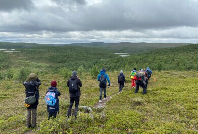 Utsjoen tunturimaastossa kurssilaiset vaelsivat 14,7 km pituista Arktista aiskvaellusta, tai aikajanaa joka havainnollistaa 14,8 miljardin vuoden pituista maailmankaikkeuden historiaa. 
