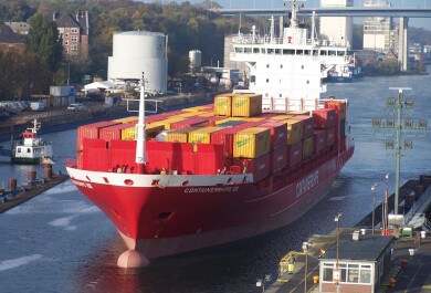 Konttilaiva Kielin kanavassa