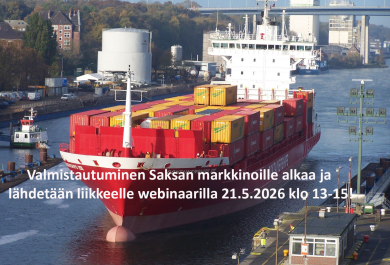 Konttilaiva Kielin kanavassa ja kuvan päällä valkoinen teksti Valmistautuminen Saksan markkinoille alkaa ja lähdetään liikkeelle webinaarilla 21.5.2026 klo 13-15!