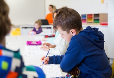 Oppilaita koululuokassa.