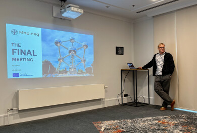 Jani Erola luentosalin edessä.