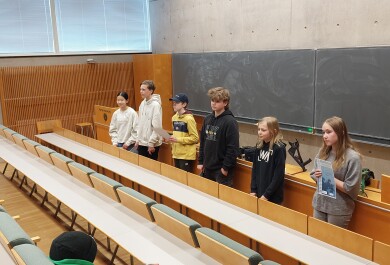 Quantumin auditorion edessä kuvattuna matematiikkakilpailun kärkikuusikko