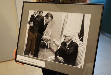 Kehystetty valokuva Mauno Koivistosta Urho Kekkosen syntymäpäivillä