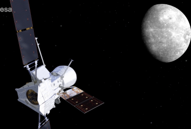 Taiteilijan näkemys BepiColombo-luotaimen saapumisesta Merkuriukselle. valkoinen avaruusalus lähestymässä harmaata planeettaa