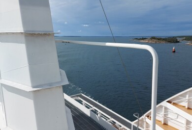 Näkymä vaalealta laivan kannelta merelliseen saaristoon