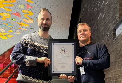 Metsokankaan koulun rehtori Otto Leskinen ja KiVa-vastuuopettaja Antti Ranta pitelemässä vuoden KiVa-koulu-diplomia