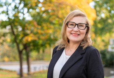 Miia Karttunen syksyisellä Yliopistonmäellä