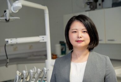 Mika Kajita lähikuvassa hammaslääkärin vastaanottohuoneessa.