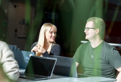 Nuori nainen ja mies keskustelevat.