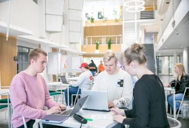 Opiskelijoita Arcanum-rakennuksen aulassa