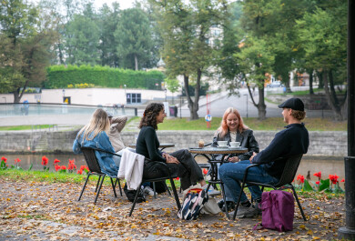 Four studends sitting outside having coffee