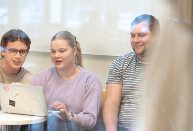 opiskelijoita tekemässä ryhmätyötä