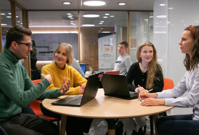 alt="opiskelijat tekevät ryhmätyötä yliopiston kirjastossa"