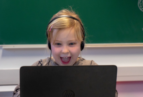 Lapsi käyttämässä ViLLE-oppimisalustaa tietokoneella.
