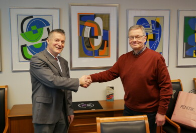 Hannu Schadewitz kättelee Luis Alvarez Estebania