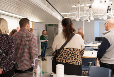 Tyrri Syrjäkari puhuu vanhemmille hammaslääketieteen opetustilassa