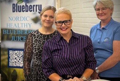 Ella Koivuniemi, Minna Storm ja Hannele Mäntymäki poseeraamassa mustikoiden kanssa