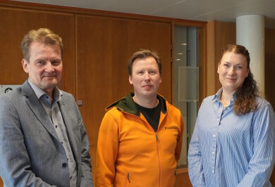 Hannu Salmela, Jukka Ala-Mutka ja Hilpi Kangas kauppakorkeakoululla