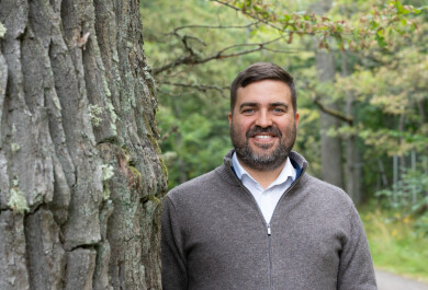 Ricardo Correia metsässä puun vieressä.