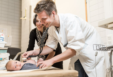 Lääkärit hoitavat vauvaa.