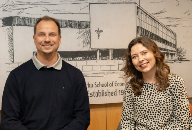 Teemu Birkstedt ja Sissi Lehto hymyilemässä kauppakorkeakoululla