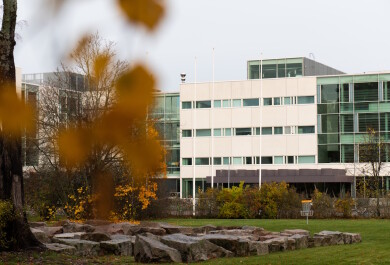 Rakennus kuvattuna syksyllä