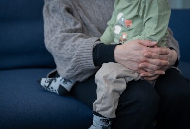 Pieni lapsi aikuisen sylissä