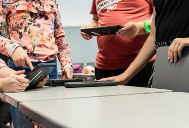 Koululaiset käyttämässä tablettitietokoneita.