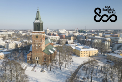 Talvinen ilmakuva Turun tuomiokirkosta, ja kuvan päällä oikeassa yläkulmassa Turku 800 -tunnus