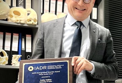 Pekka Vallittu ja palkintolaatta