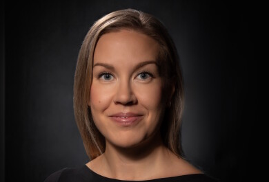 Naisen studiopotrettikuva.