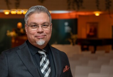 Tommi Kinnunen Turun yliopiston päärakennuksen aulassa