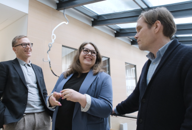 Tutkijat keskustelemassa.