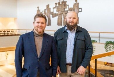 Alumnit Jukka Vornanen ja Reima Välimäki yliopiston päärakennuksessa. 