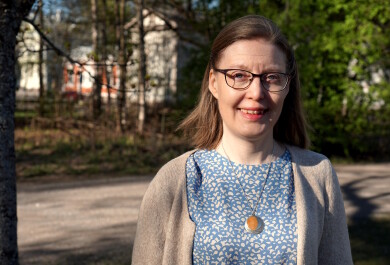 Nainen kuvattuna ulkona.