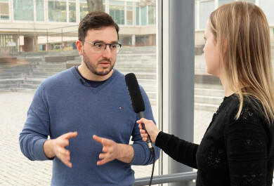 Lotta Junnila haastattelee Konstantinos Daskalakista.