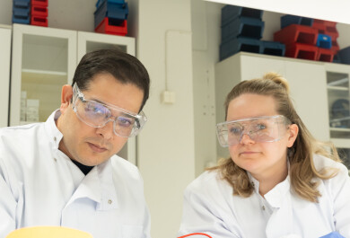 Vipul Sharma ja Anastasia Koivikko laboratoriossa.