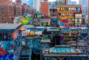 Graffiteja rakennusten katoilla ja seinillä New Yorkissa.