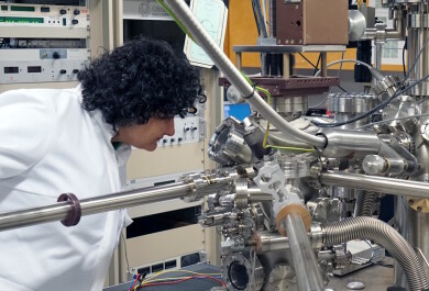 Zahra ”Elmira” Jahanshah Rad ja Mikko Miettinen tutkivat ultrasuurtyhjiölaitteistoa laboratoriossa.