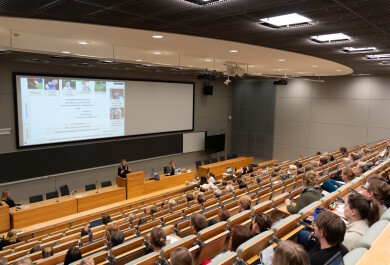 Ihmiset luentosalissa seminaarissa.