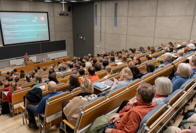 Luentosali täynnnä ihmisiä