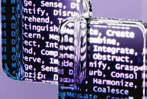 Kuvituskuva: tietokoneella kirjoitettua tekstiä kahden lasiselta näyttävän esineen päällä.